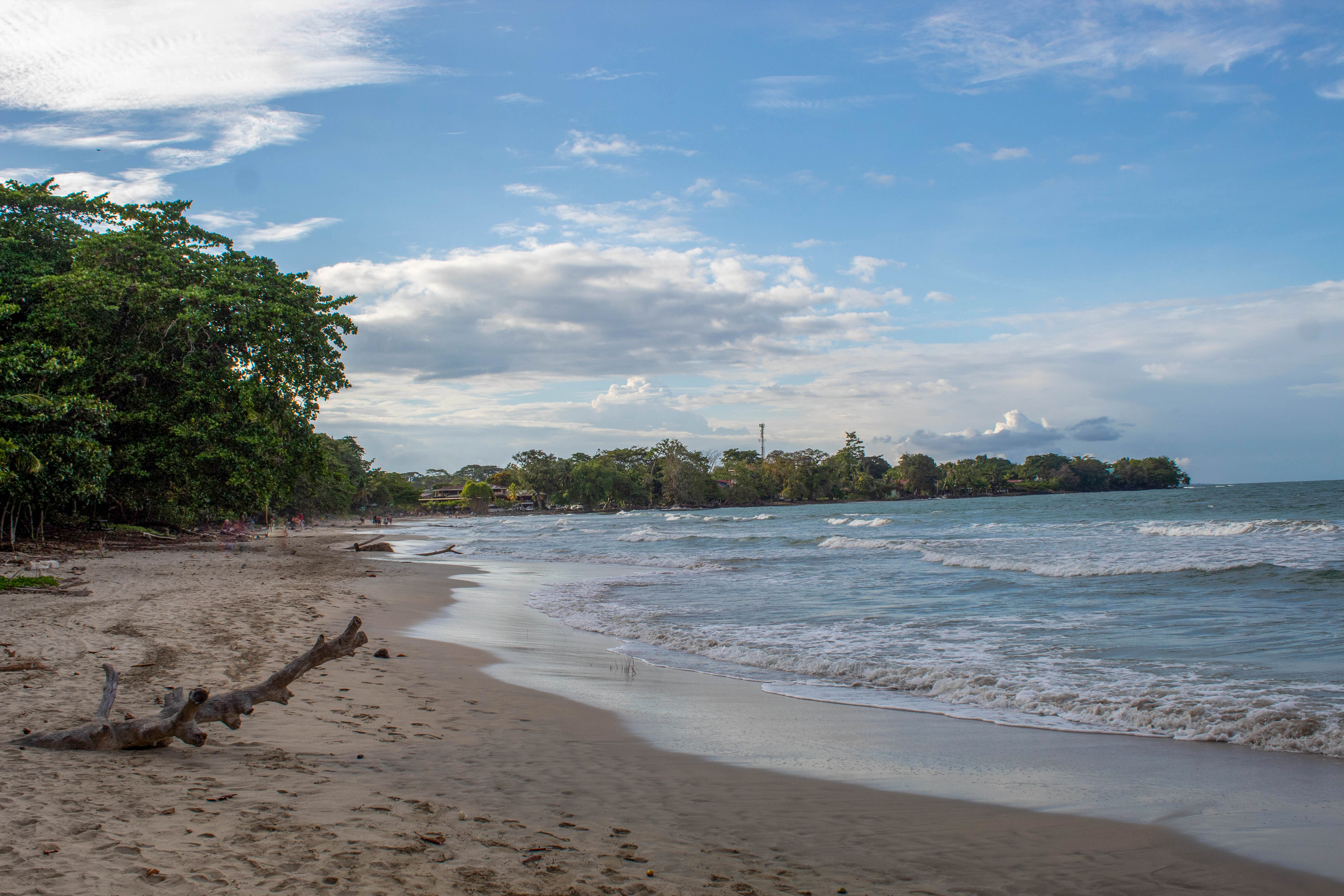 Plage paradisiaque de sable fin dans les caraïbes au Costa Rica